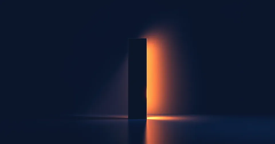Ilustración abstracta: un monolito oscuro y estrecho con una ranura vertical de luz ámbar.