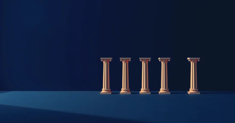 Ilustración abstracta: columnas clásicas reducidas a pilares geométricos con luz ámbar lateral.