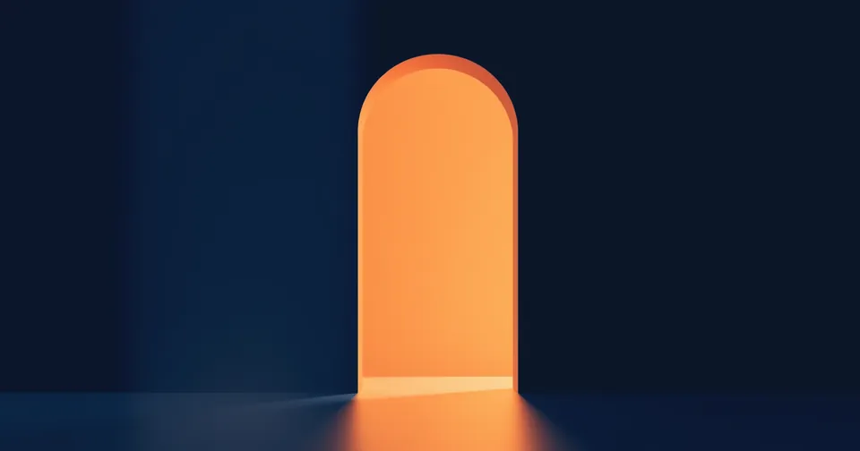 Ilustración abstracta: una puerta abierta entre dos losas azul marino por la que entra luz ámbar.